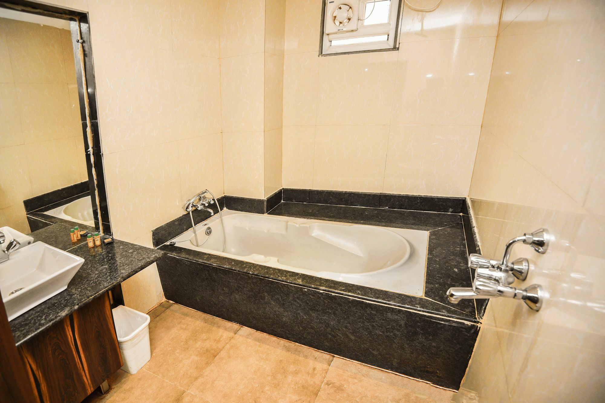 Fabhotel Pentagon Next - Bhubaneswar Railway Station Extérieur photo